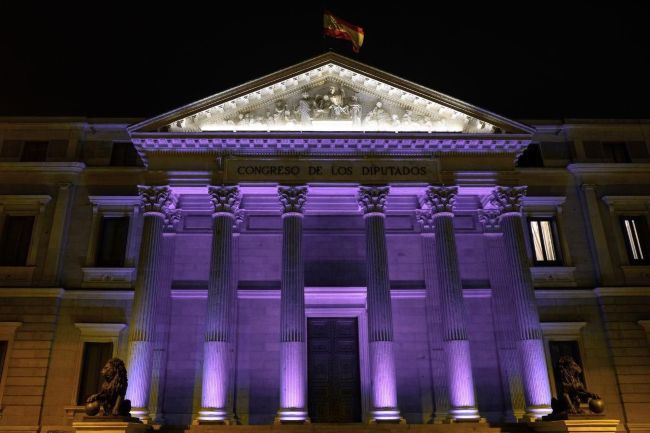 Més de 150 monuments i espais emblemàtics es tenyeixen de lila per visibilitzar la realitat de la síndrome de Dravet