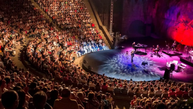 El Festival Grec celebra la seva 50a edició adaptant prop de 100 propostes culturals per a tota la ciutadania