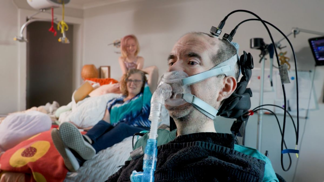 Un implant cerebral retorna la parla i l'autonomia laboral a un pacient amb ELA a casa seva