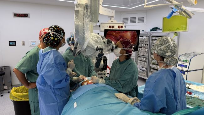 L'Hospital Germans Trias impulsa el primer assaig clínic a Europa per avaluar una nova cirurgia contra l'Alzheimer lleu