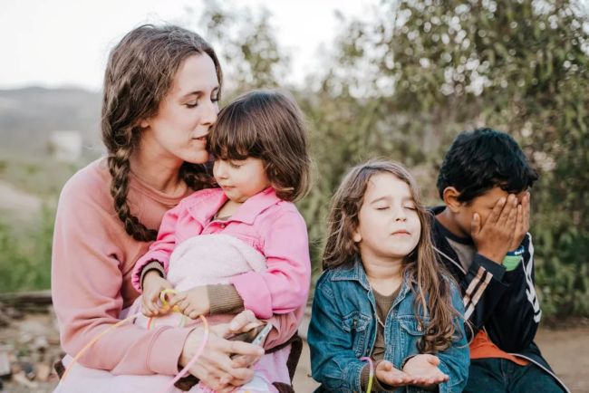 El benestar emocional de les famílies: suports, contextos i corresponsabilitat més enllà de l’autocura