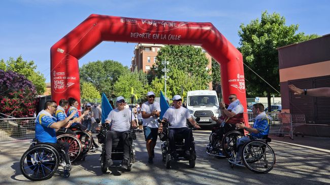 L'expedició en cadira de rodes de CaMinus arriba a Getafe per finançar la recerca de les malalties rares
