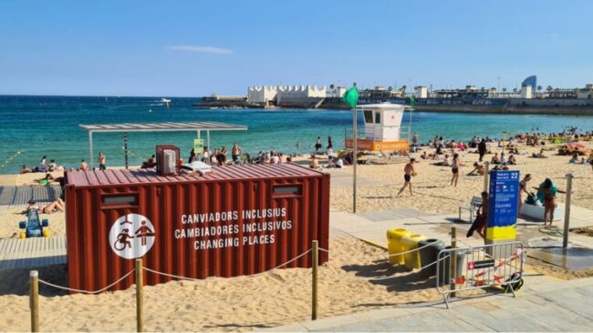 Les onades de calor alteraran l'horari del servei de suport al bany per a persones amb discapacitat a les platges