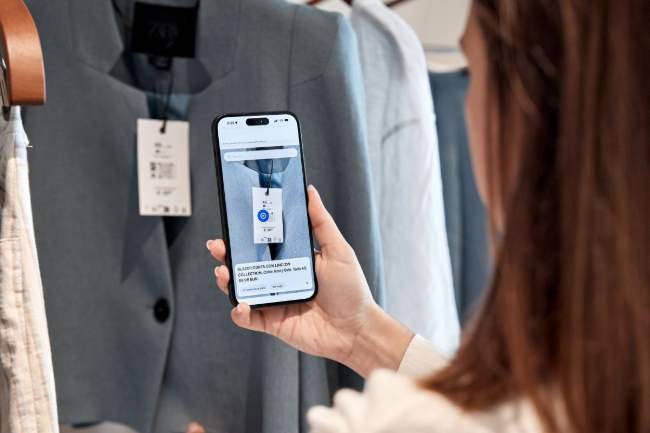 Inditex colabora amb l'ONCE per introduir a les botigues etiquetes accessibles per a les persones cegues