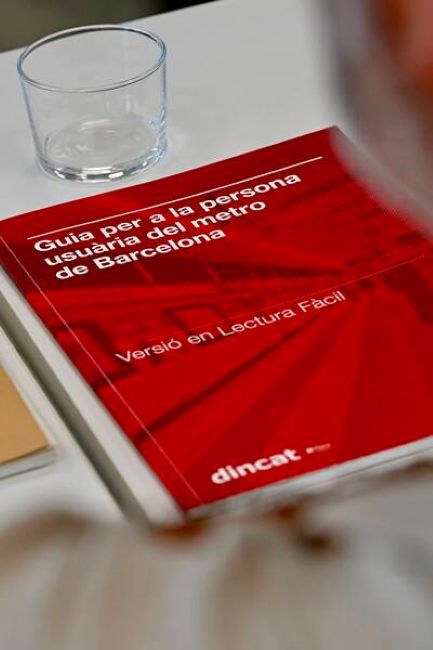 TMB i Dincat llancen una guia en lectura fàcil per millorar l'accessibilitat cognitiva al metro de Barcelona