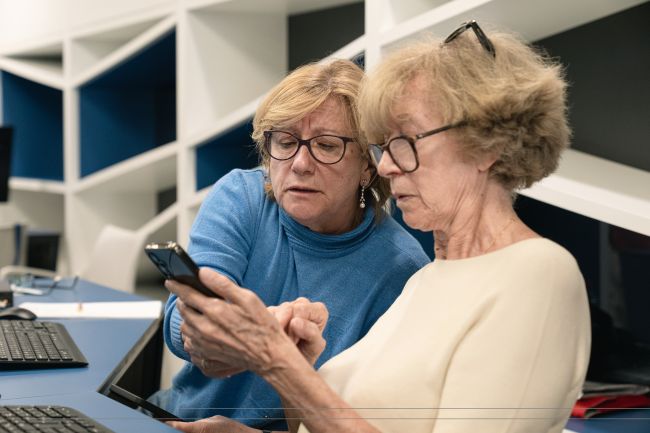 Prop de 5.000 persones grans a Catalunya milloren la seva autonomia digital amb el projecte Competències Digitals +60