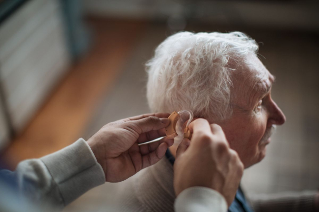 Els adults amb problemes d'audició tenen més risc de patir deteriorament cognitiu i alzheimer