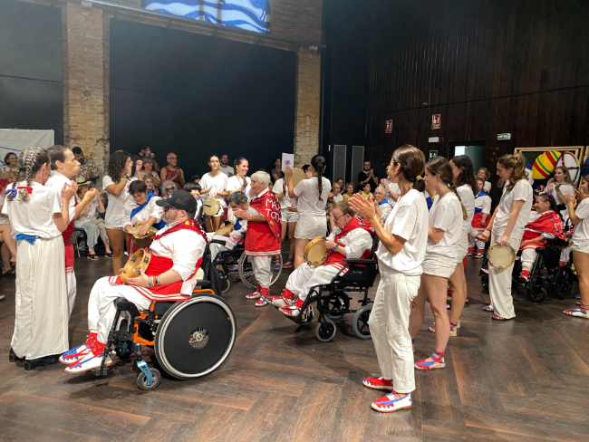 La cultura popular inclusiva brilla a Sitges amb el Ball de Panderetes amb Diversitat