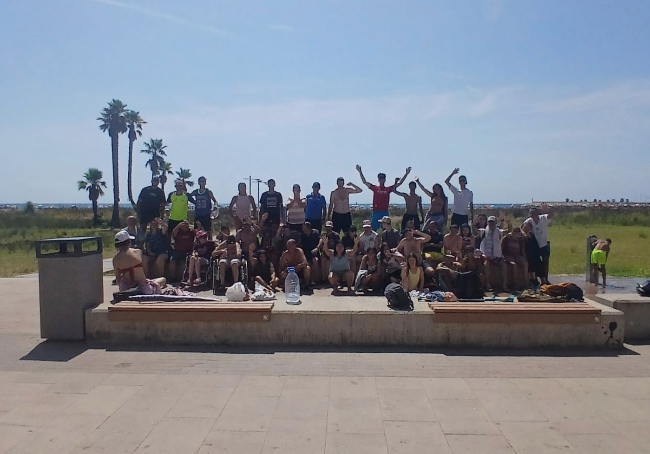 Més de 60 persones amb discapacitat utilitzen el servei de bany assistit a les platges del Vendrell durant el cap de setmana