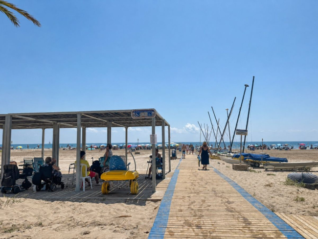 Les platges adaptades no asseguren una experiència plenament accessible a les persones amb discapacitat