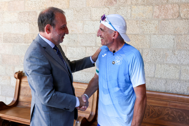 El Govern rep el corredor Enric Casacuberta abans de la seva cursa per la Ruta 66 contra l'ELA