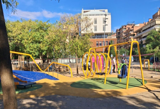 Els jardins del Doctor Roig i Raventós a Barcelona estrenen una àrea de joc infantil accessible per a la infància amb discapacitat