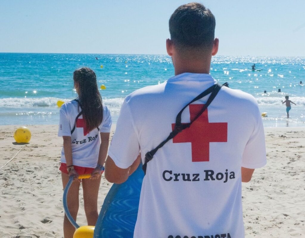 Creu Roja incrementa un 30% el servei de bany adaptat a les platges per reforçar l'accessibilitat