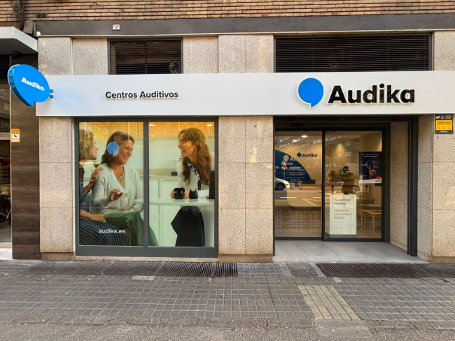 El retorn a la feina després de les vacances evidencia les dificultats d'audició i impacta en la inclusió de les persones amb discapacitat auditiva