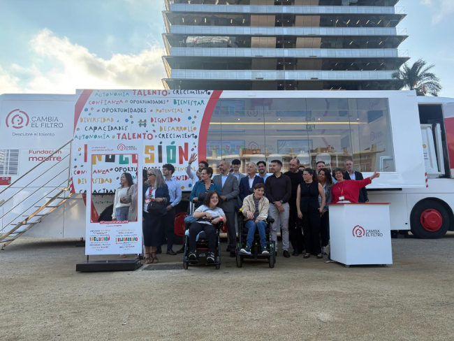Fundació Mapfre i Aspace Catalunya utilitzen un autobús solidari a Barcelona per trencar prejudicis i visibilitzar la pluridiscapacitat
