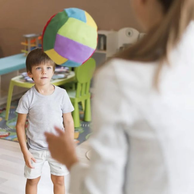Un estudi pioner busca 172 infants amb autisme per avaluar una nova teràpia que millora la seva integració social